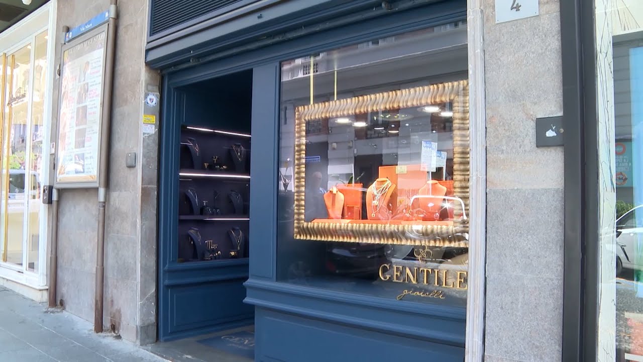 Napoli, rapina da 300mila euro in una gioielleria di via Nisco