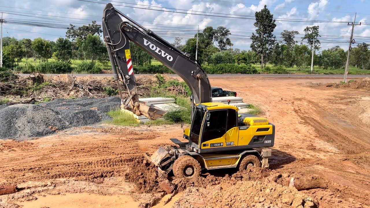 รถขุดล้อยางดันดินมันๆVOLVO EW205D เตรียมพื้นที่เก็บดินเก่าจากการรื้อออกทำถนนใหม่ EP.1297