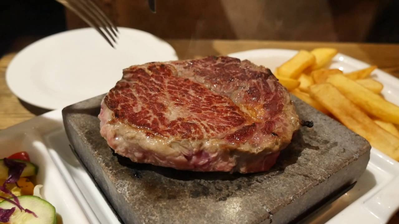 Cook your steak on an ultra hot 440°C volcanic rock grill!