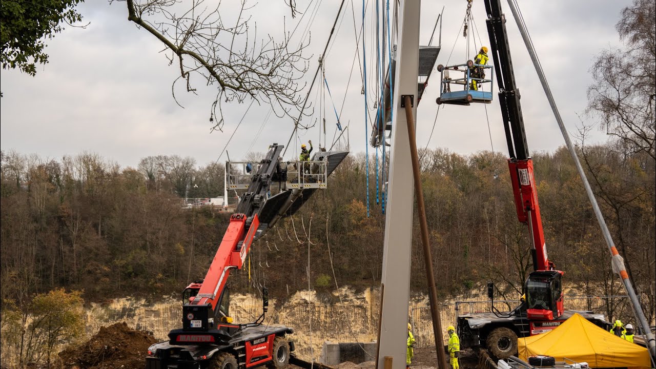 Bouw wandelhangbrug Albertkanaal Eben-Emael