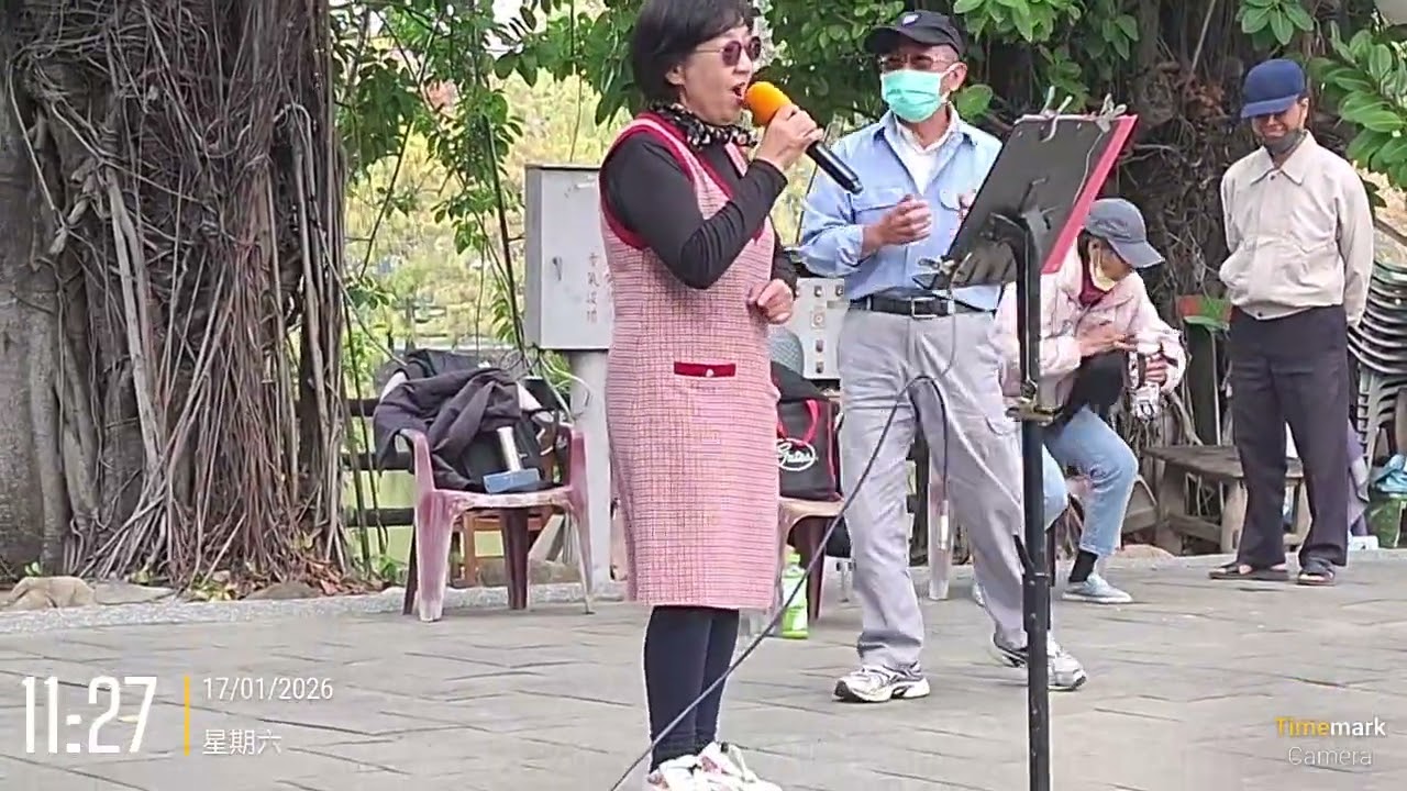 金獅湖廣場小姐唱歌