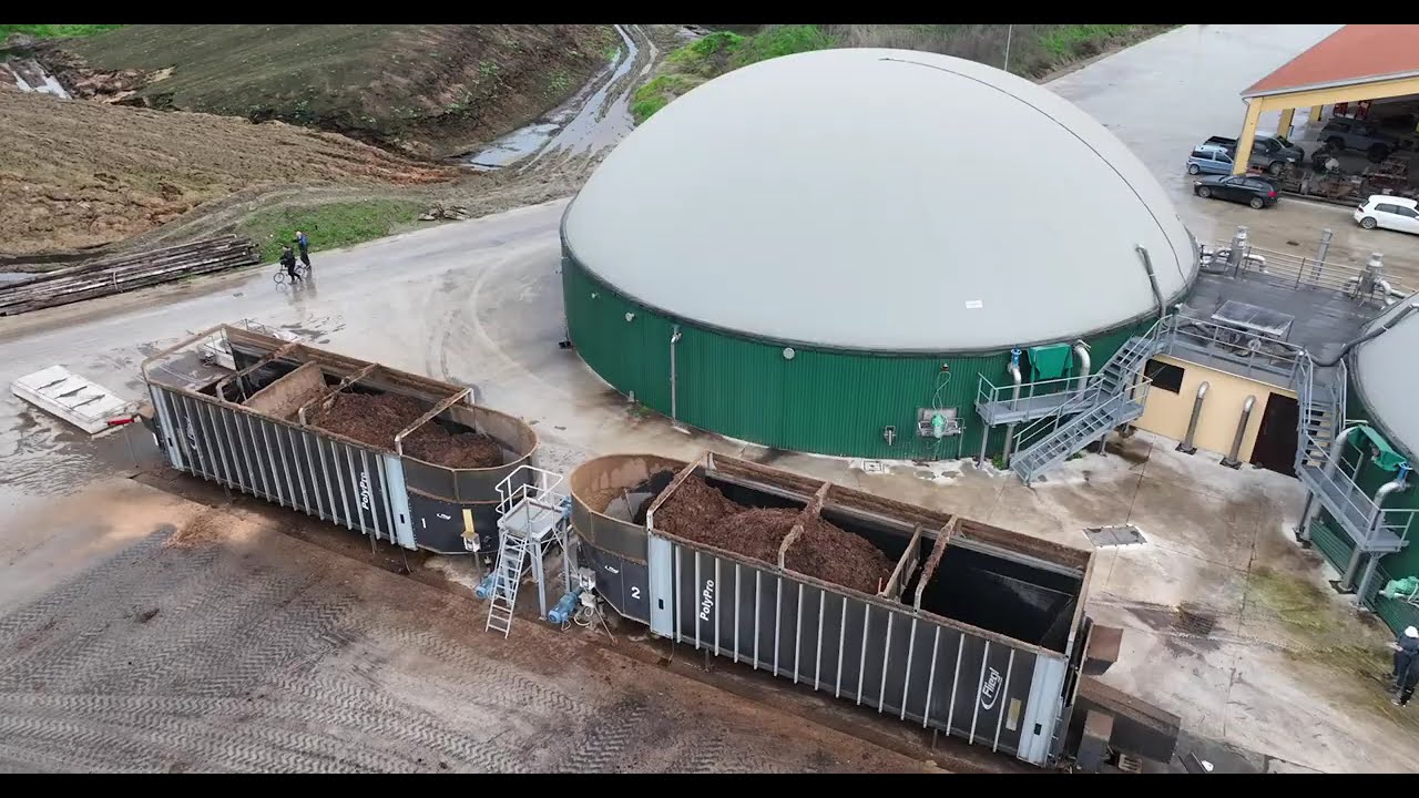 #Fliegl Vorratsbehälter PolyPro mit bewährtem Fliegl-Abschiebesystem #Biogas Dosieren #biomasse