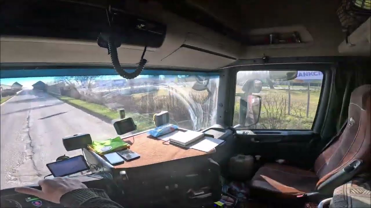 WIDOK Z KABINY CIĘŻAR&Oacute;WKI POV, COFANIE Z HALI