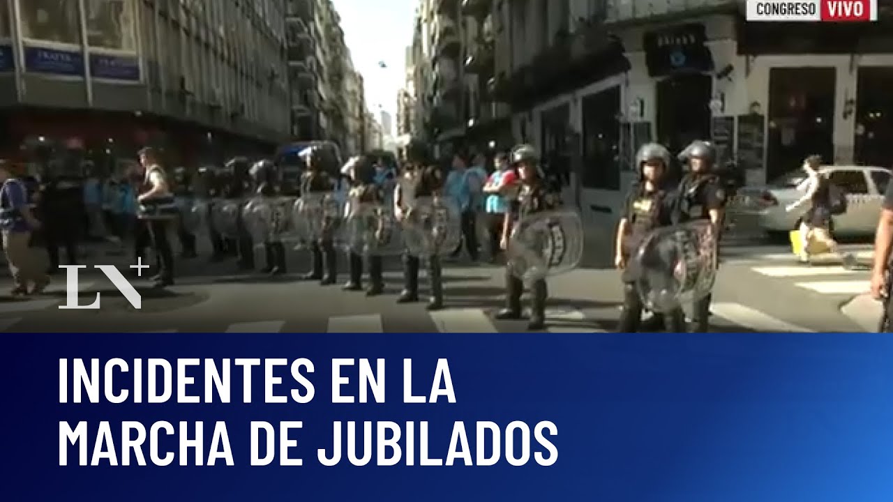 Otro miércoles de marcha de jubilados: manifestantes y la policía, cara a cara