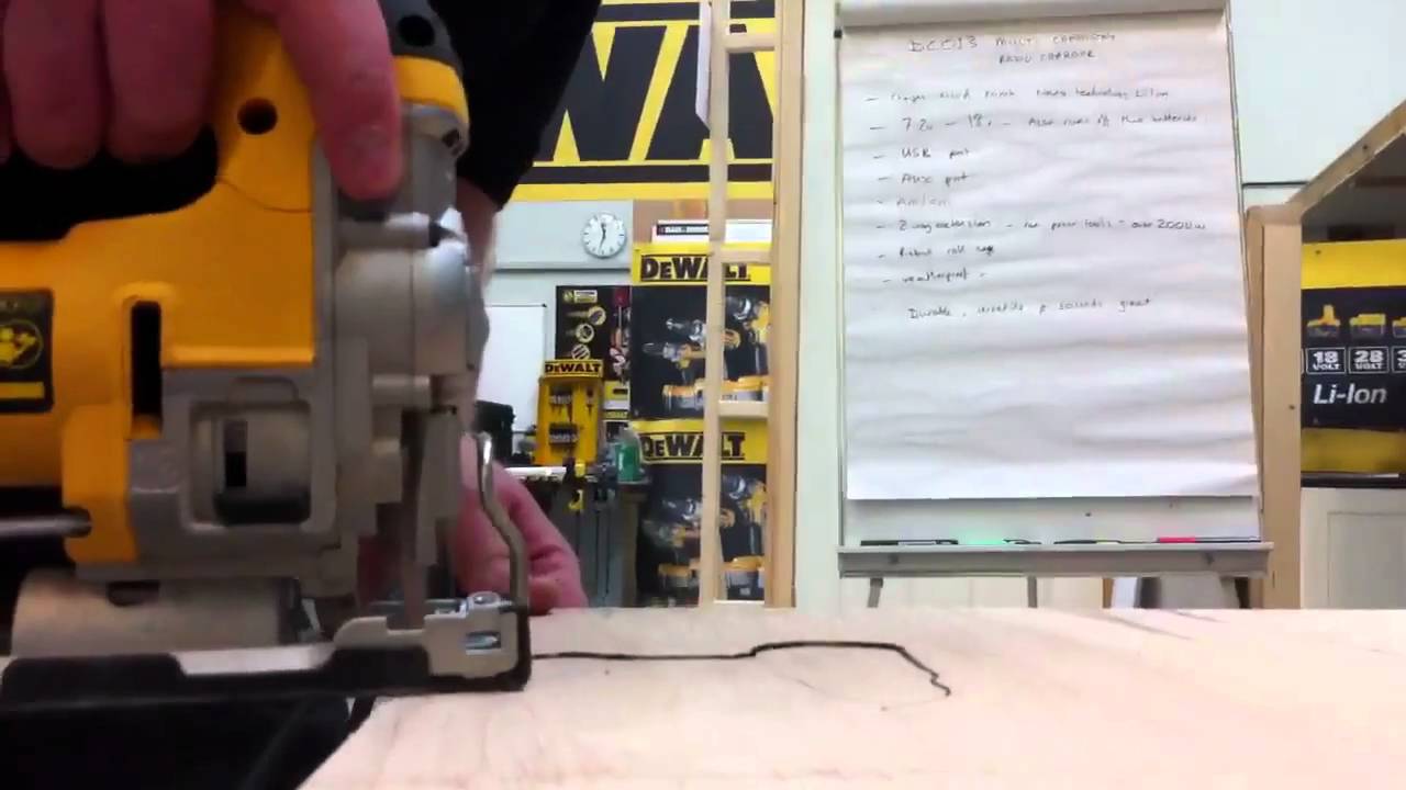 DeWalt DW331K jigsaw in action
