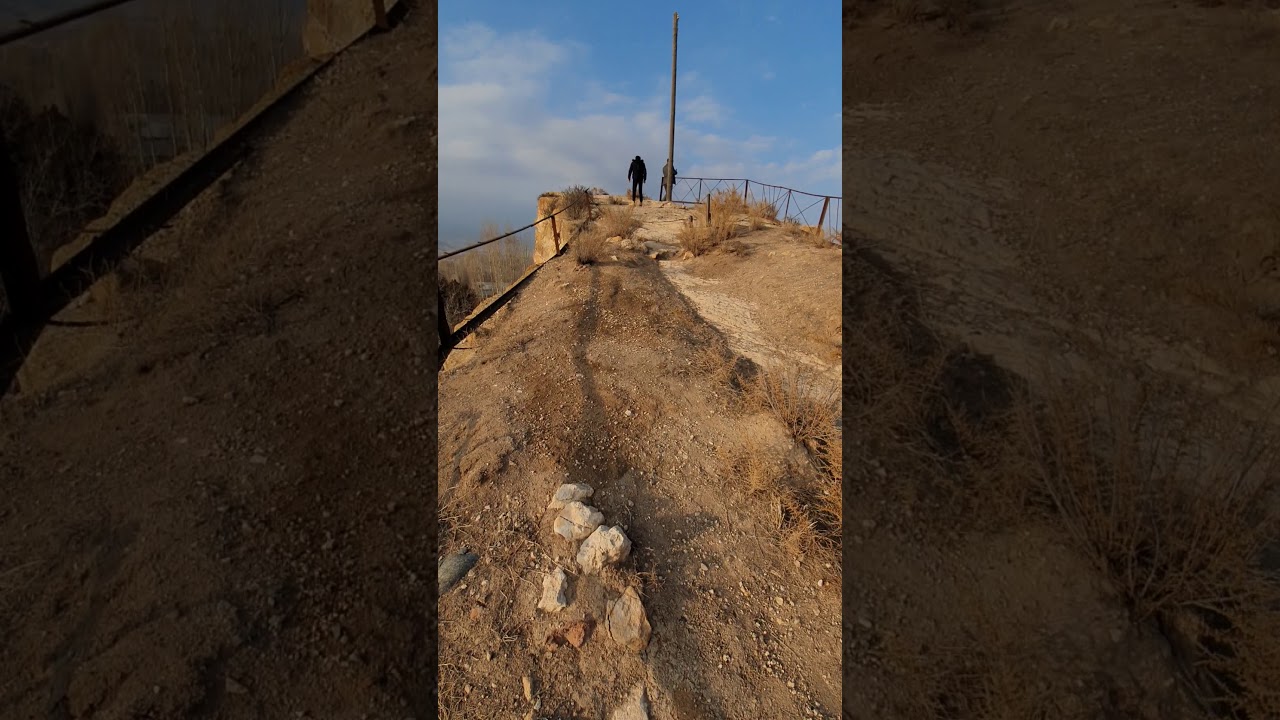 Скала в Каракургане, городке в Наманганской области Узбекистана