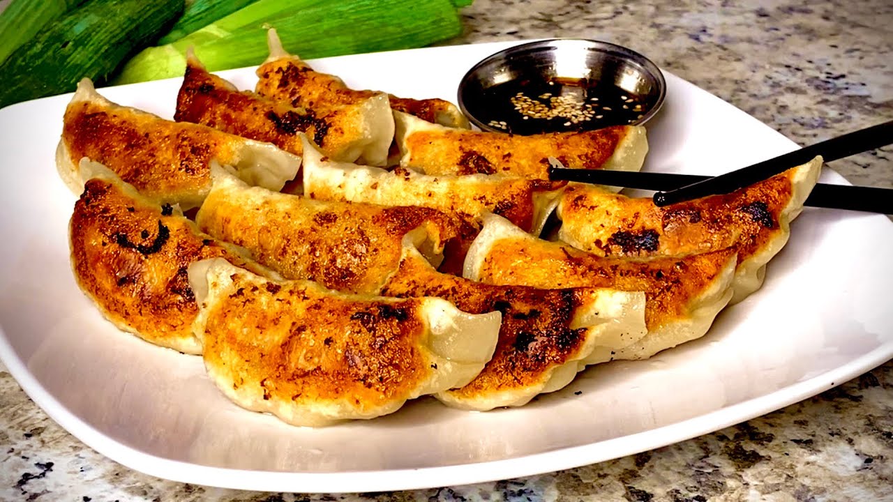 How to make- The best Gyoza (Japanese meat and vegetable dumpling) with dipping sauce