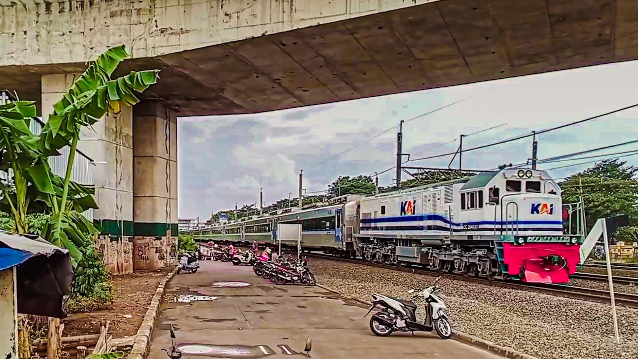 Dinasan perdana livery putih biru hidung kotak ke Daop 1 Jakarta  dengan KA bogowonto 