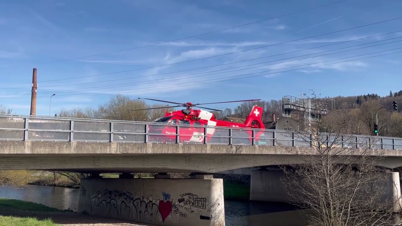 Rega Rettungshubschrauber auf der B317 in Lörrach am 22.03.2023