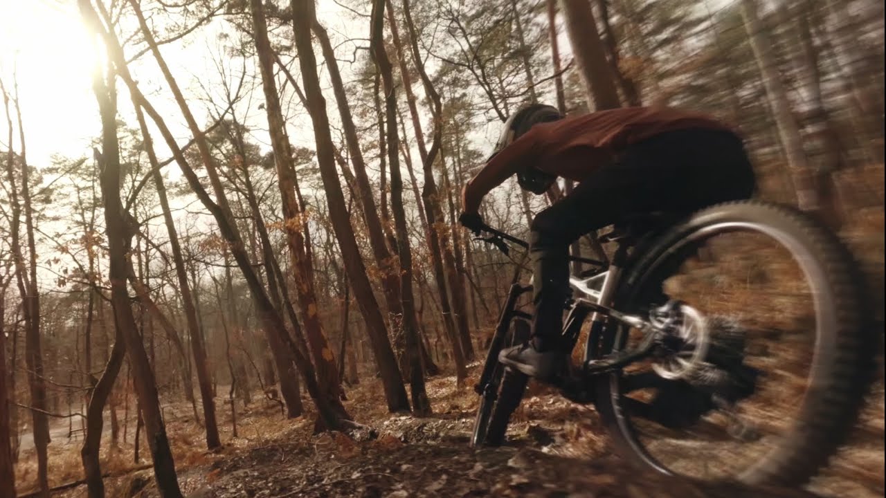 Incroyable session &agrave; Fontainebleau - VTT DH vs drone FPV | Monsieur Mouche
