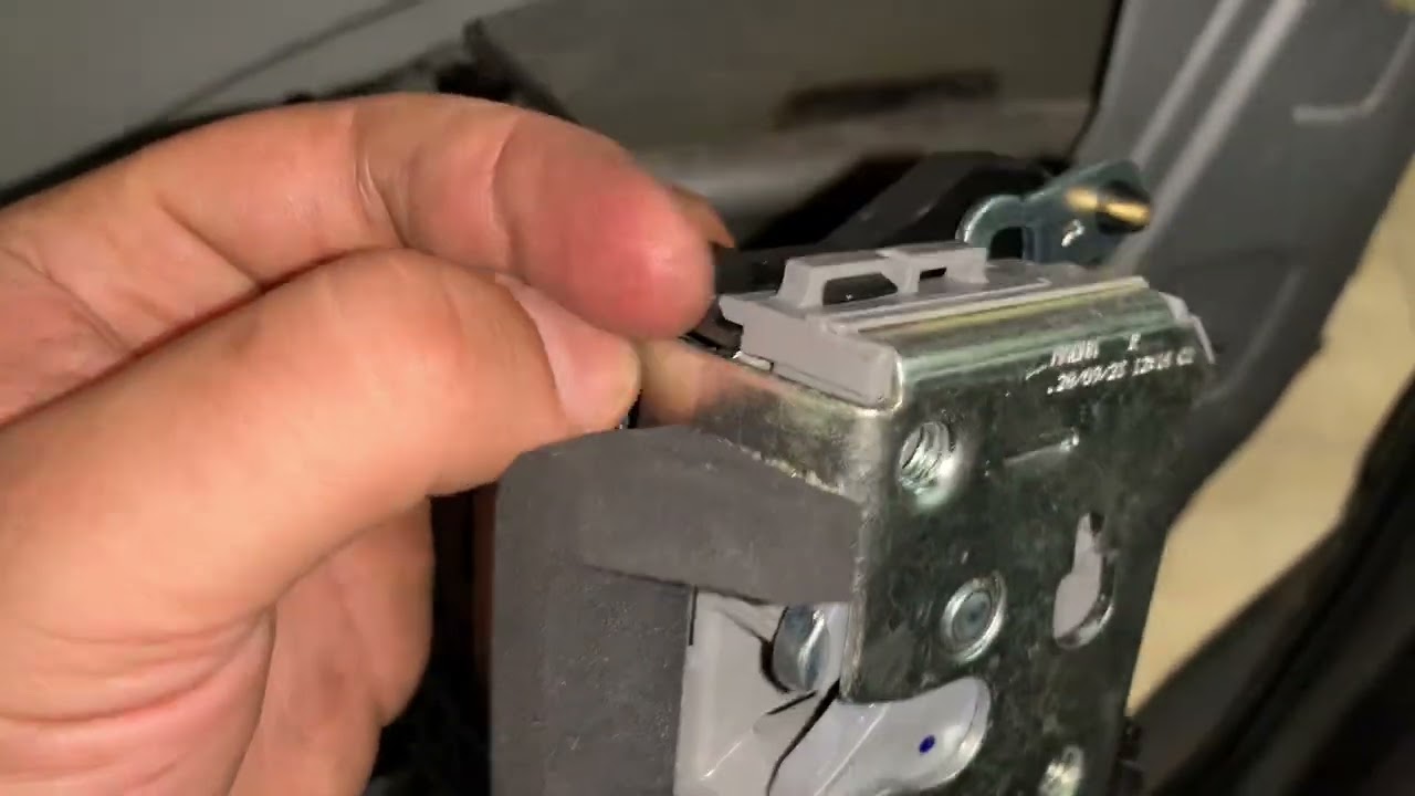 Como trocar a fechadura da porta lateral de correr | Fiat Doblo