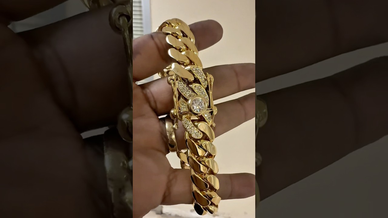 VVS1 diamonds on this beautiful 14K 16 mm MIAMI CUBAN link bracelet. Made by the best in MIAMI.