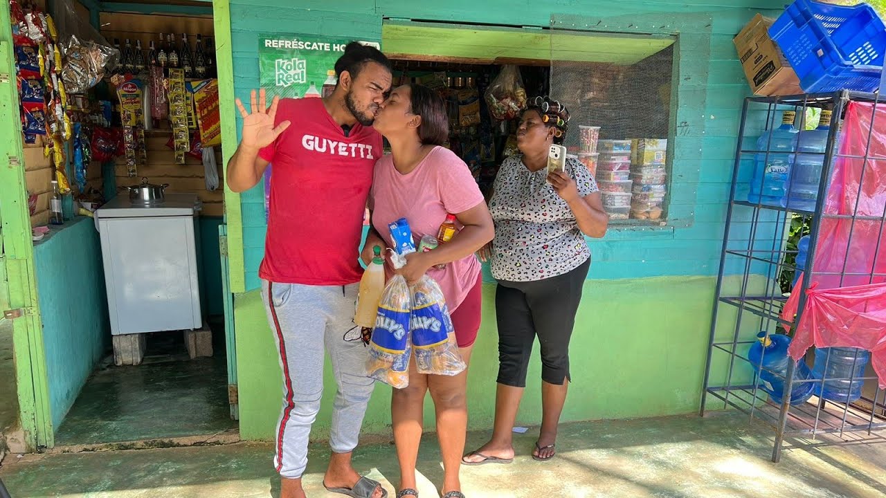 Mujer besó al colmadero para quitarle la comida// El Haitiano Compale