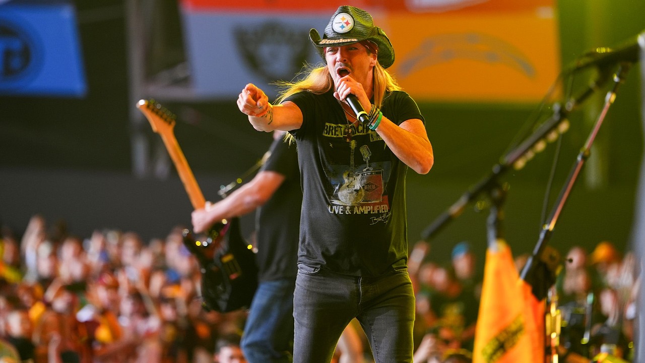 Bret Michaels Performs 