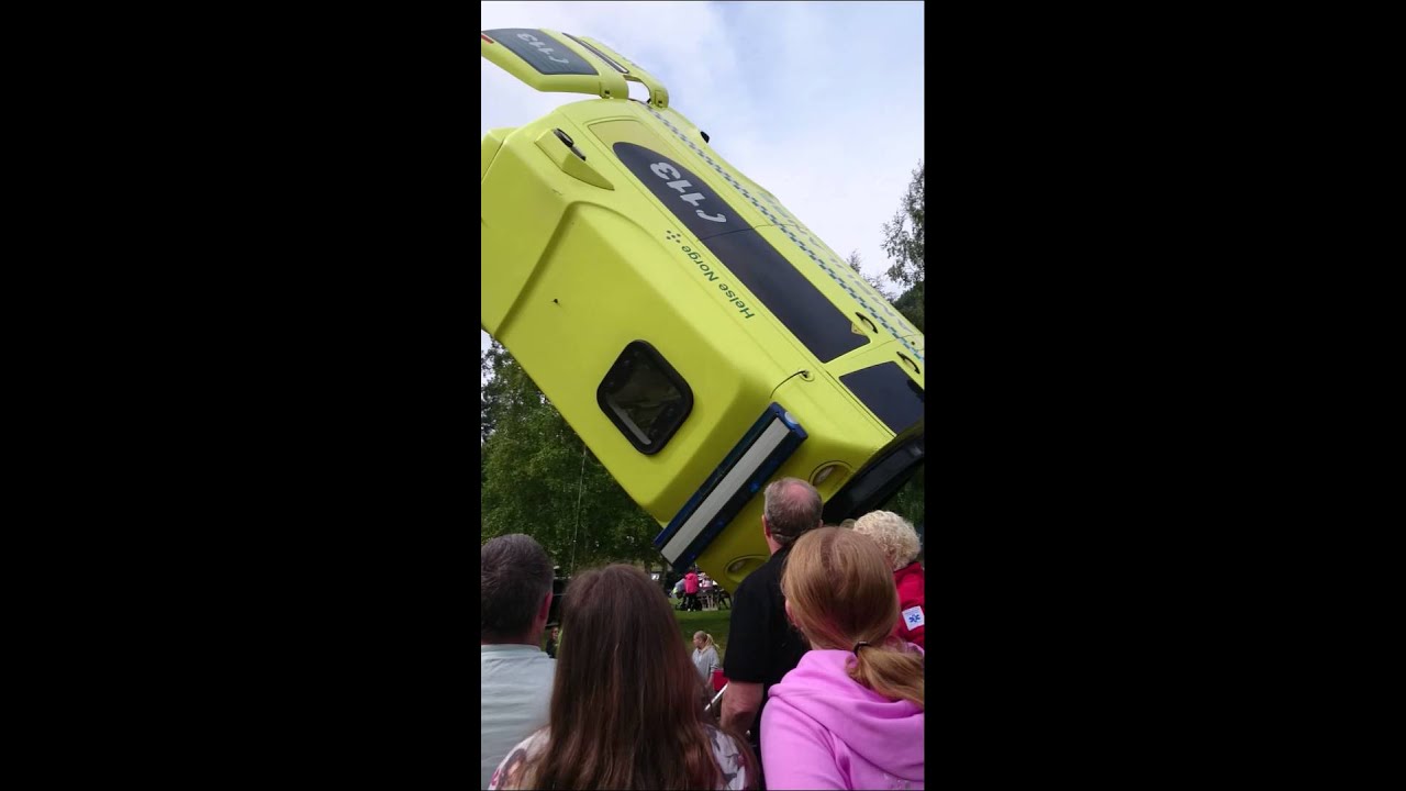 Randi Aurora 9år, tester ut sikkerhet i ambulanse