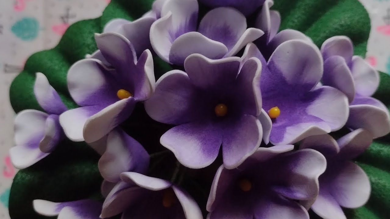 Violetas em E.V.A sem frisador.