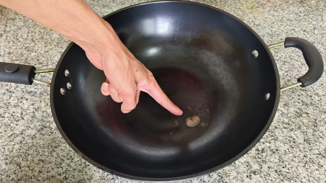 家里鐵鍋刷完就生鏽？教你一個簡單方法，學會鐵鍋一輩子都不生鏽【鵬鵬生活妙招 】#鐵鍋防鏽 #鐵鍋保養 #不生鏽竅門 #生活小妙招