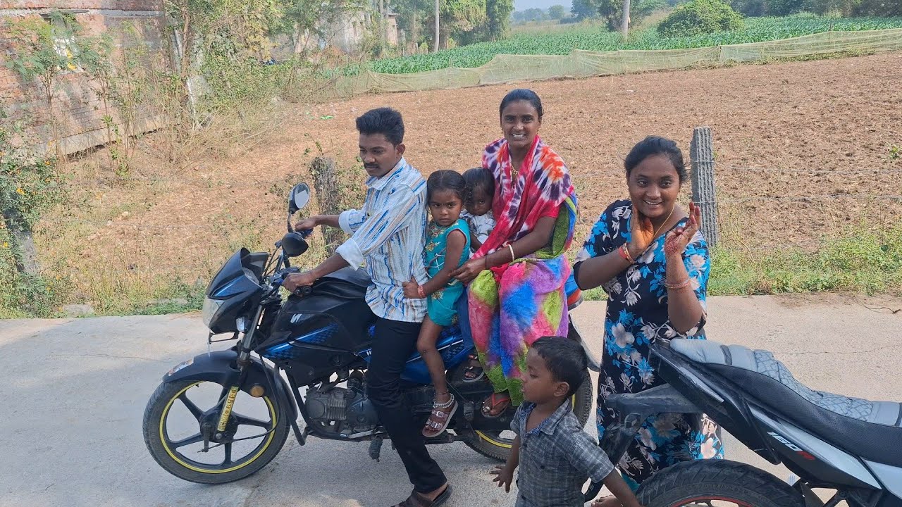 హైదరాబాదు నుండి మా రెండో అక్క వచ్చింది...ఆడపిల్లలు అందరం ఒక చోట కలవడం చాలా హ్యాపీగా ఉంది