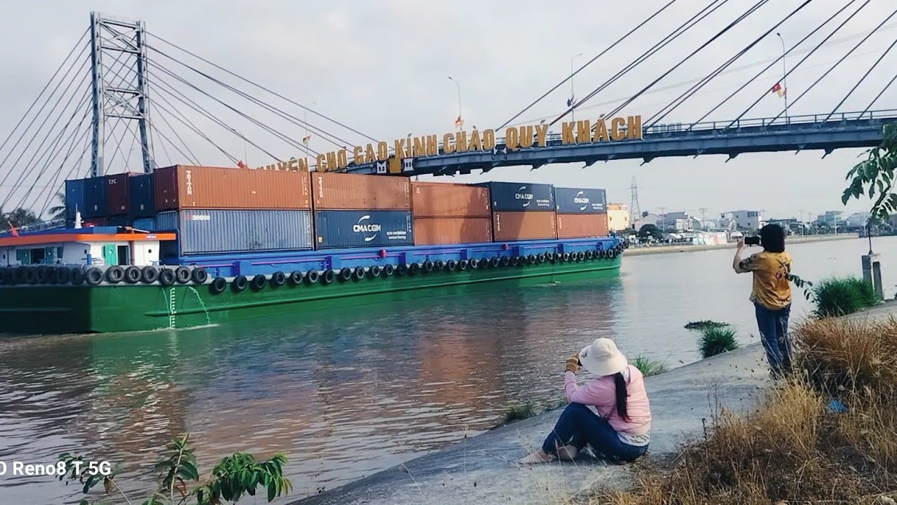 Sà Lan Chở Hàng container Xuyên Qua Cầu Dây Chợ Gạo.
