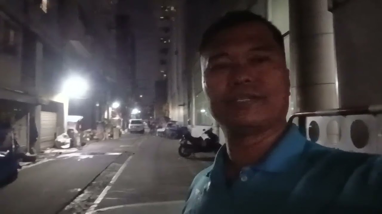 Nag lalakad ako dito sa fugoso St sta Cruz manila 