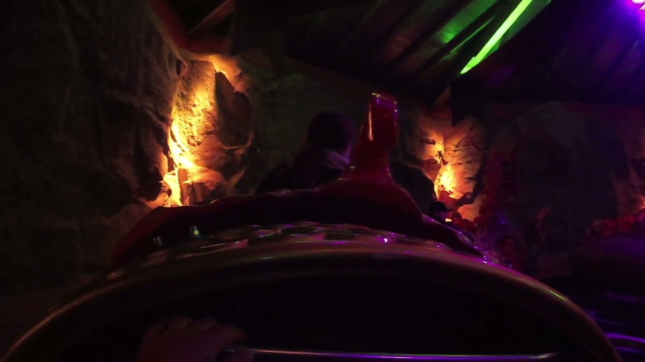 Drachenbahn bei Nacht / 4K POV / Weiß Blaue Albtraumnächte / Bayern Park