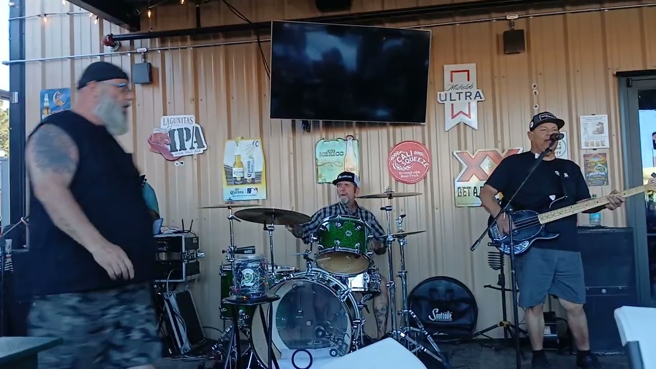 Mudfish performing cover band you want a piece of my heart❤️💙... 