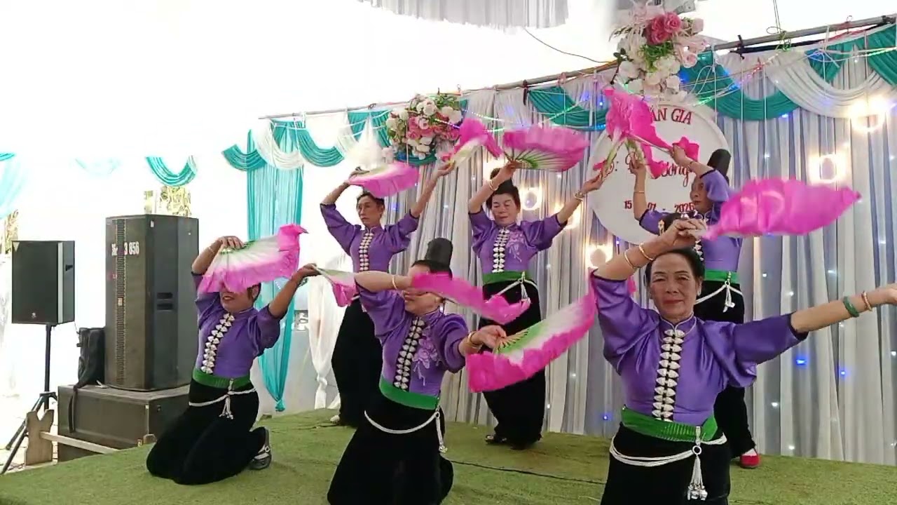 Các đội múa mừng tân gia chị tâm bản lảy 