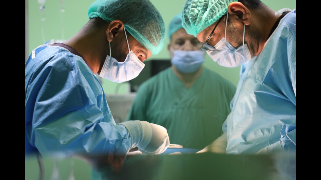 عملية إستبدال الغضاريف في الفقرات العنقية لمريضة تعاني من شلل رباعي بمستشفى الأمير الأهلي
