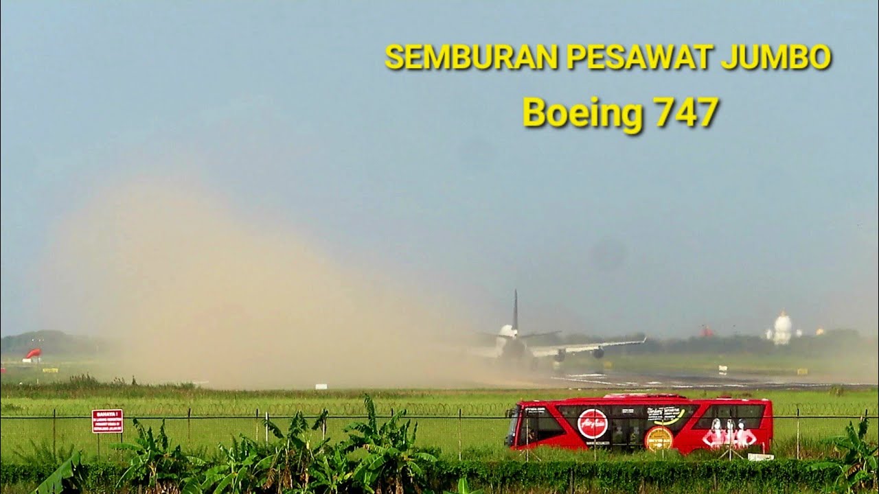 NGERI!!! Begini Semburan Angin Pesawat Haji Jumbo Saat Take Off di Bandara Juanda
