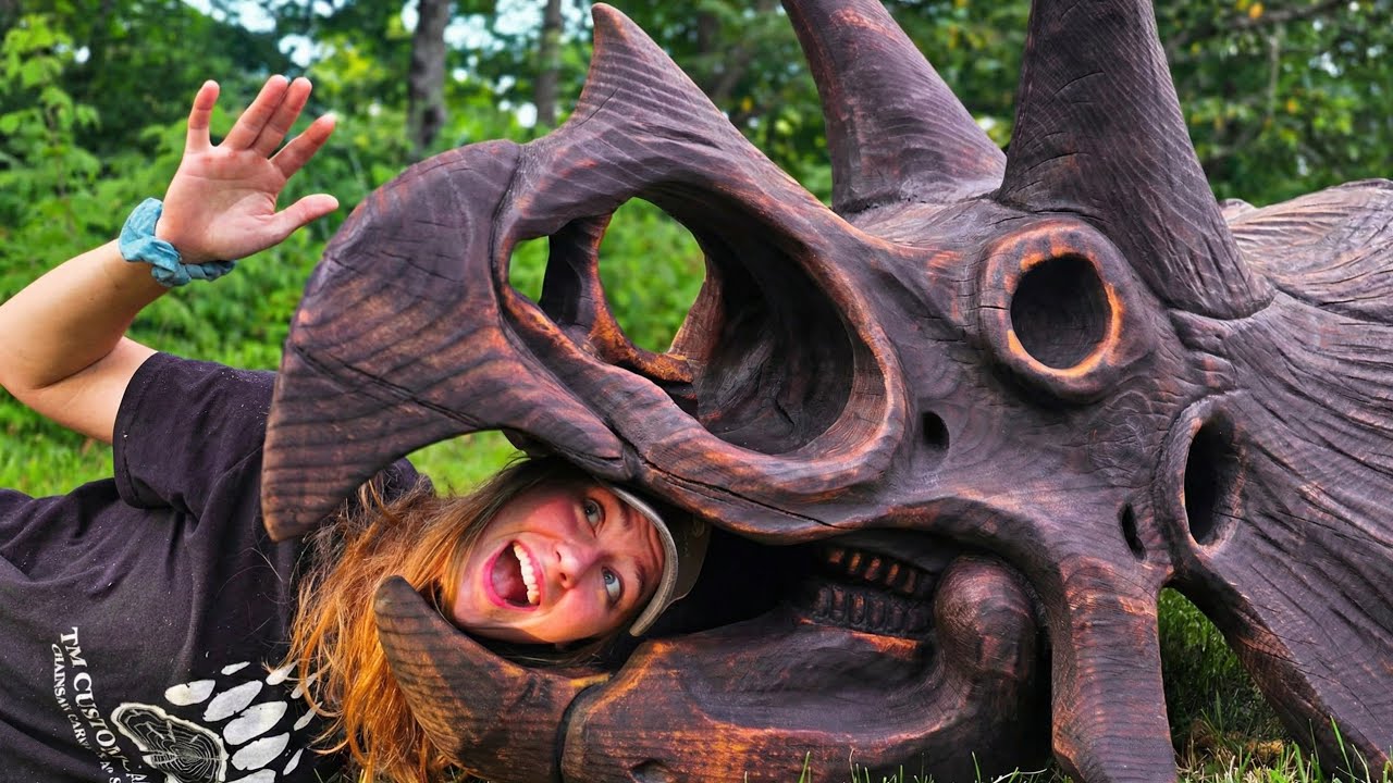 Вырезание огромного черепа динозавра из одного гигантского бревна.