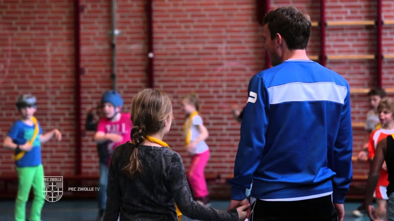 Spelers PEC Zwolle brengen bezoek aan De Twijn