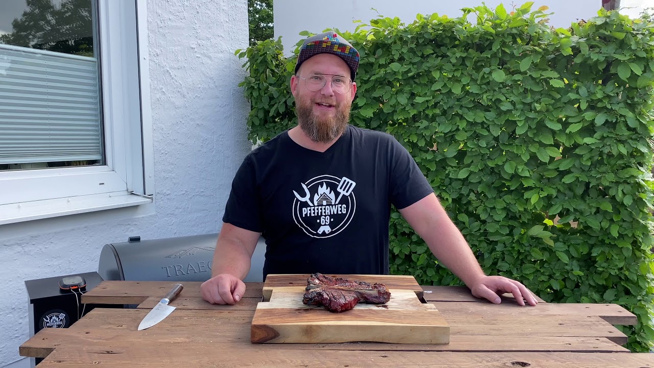 Dry Aged Porterhouse / T-Bone Steak vom Pelletsmoker und der Feuerplatte