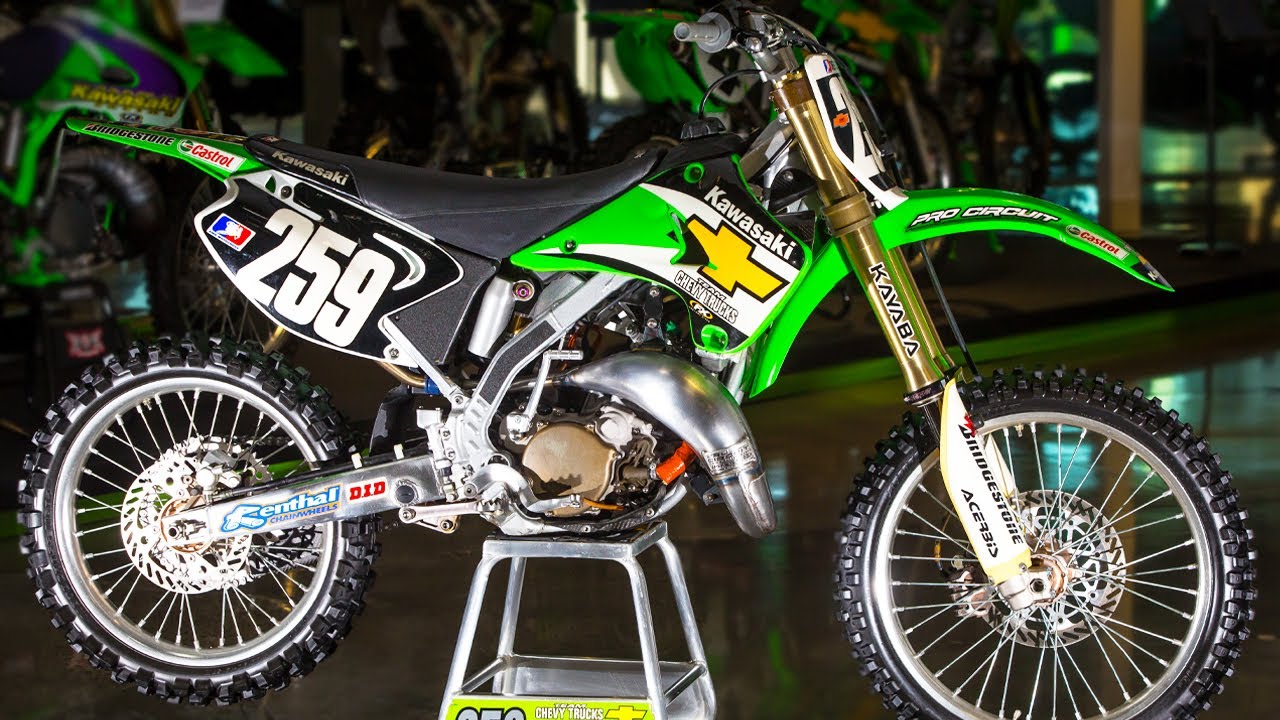 Чемпионат Джеймса Стюарта по мотоциклу Kawasaki KX125 Two Stroke — журнал Motocross Action