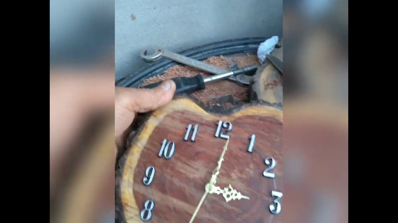Instalar reloj en un tronco