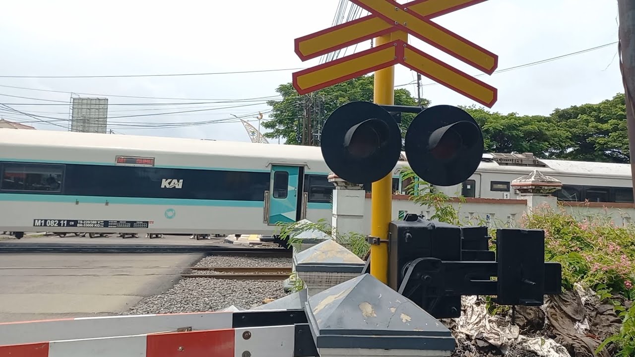 KA118	Gunungjati	 ‼️ Kereta Api Panjang || Indonesian Railway Crossings || Perlintasan Kereta Api