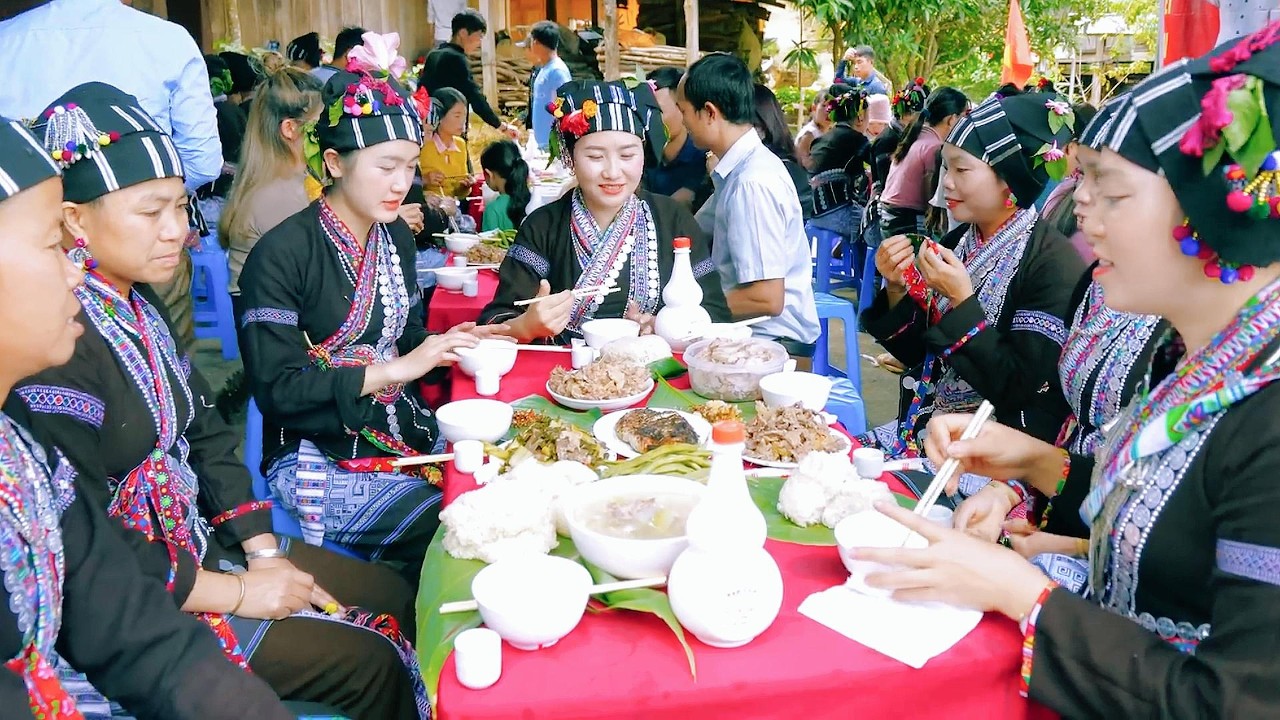 ĐI ĂN ĐẠI ĐOÀN KẾT CÙNG CẢ BẢN NGƯỜI LỰ | PHONG TỤC NHUỘM RĂNG ĐỘC ĐÁO | BẾP TRÊN BẢN