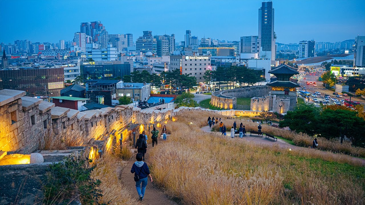 Autumn Night Walk Along Cheonggyecheon Stream, Seoul | Golden Sunset & City Lights