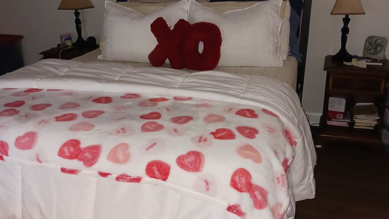 BedSpread Khronicles aka Erizb is live! Who Woke??? Happy Sunday Night 🌙 ✨️ 😊