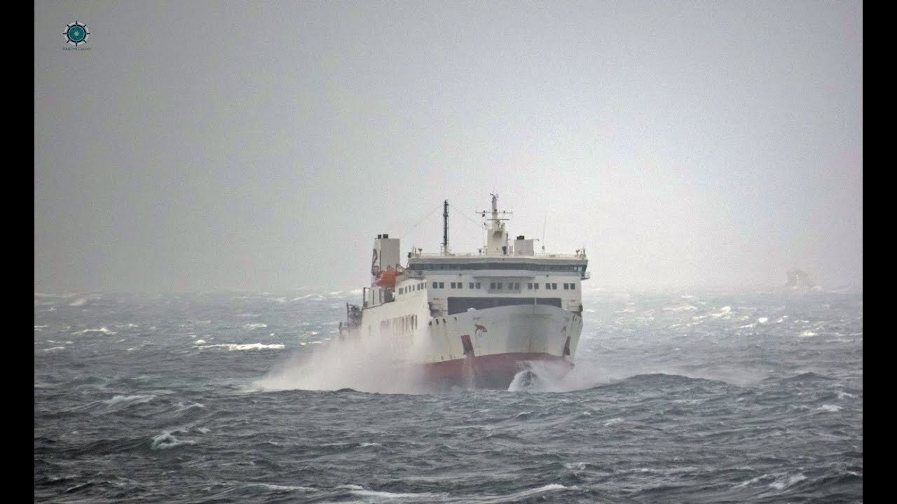 Ferry KATTEGAT atravesando el estrecho de Gibraltar durante la borrasca Isaak
