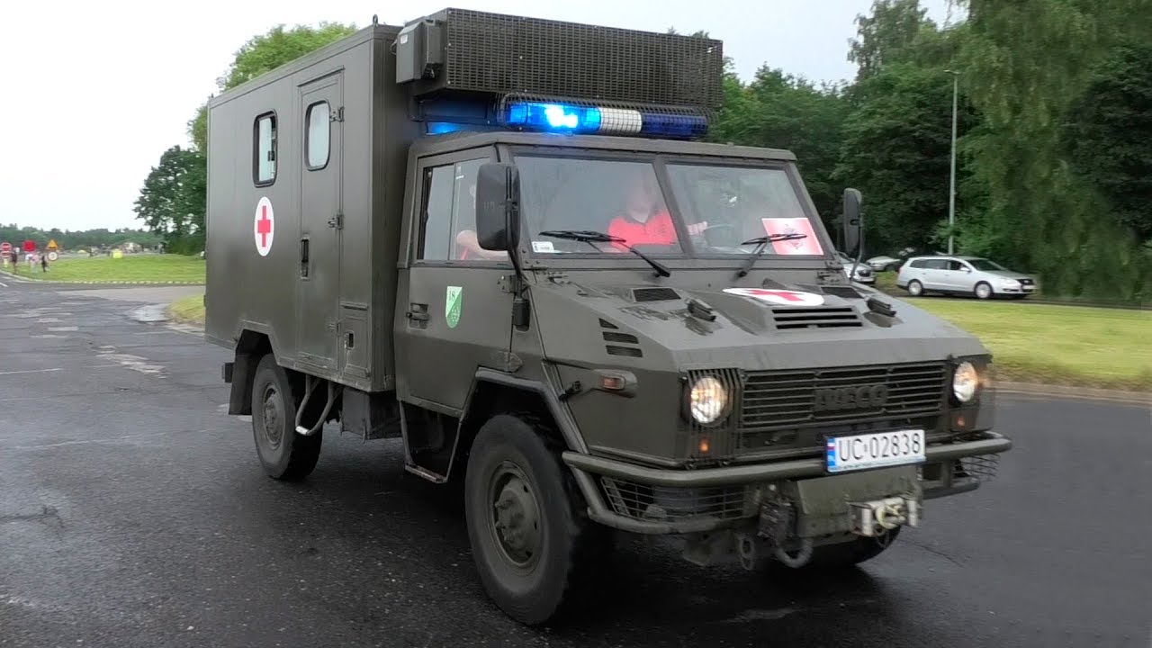 MILITARY ambulance responding code 3!  Iveco 40-10 WM on lights and sirens