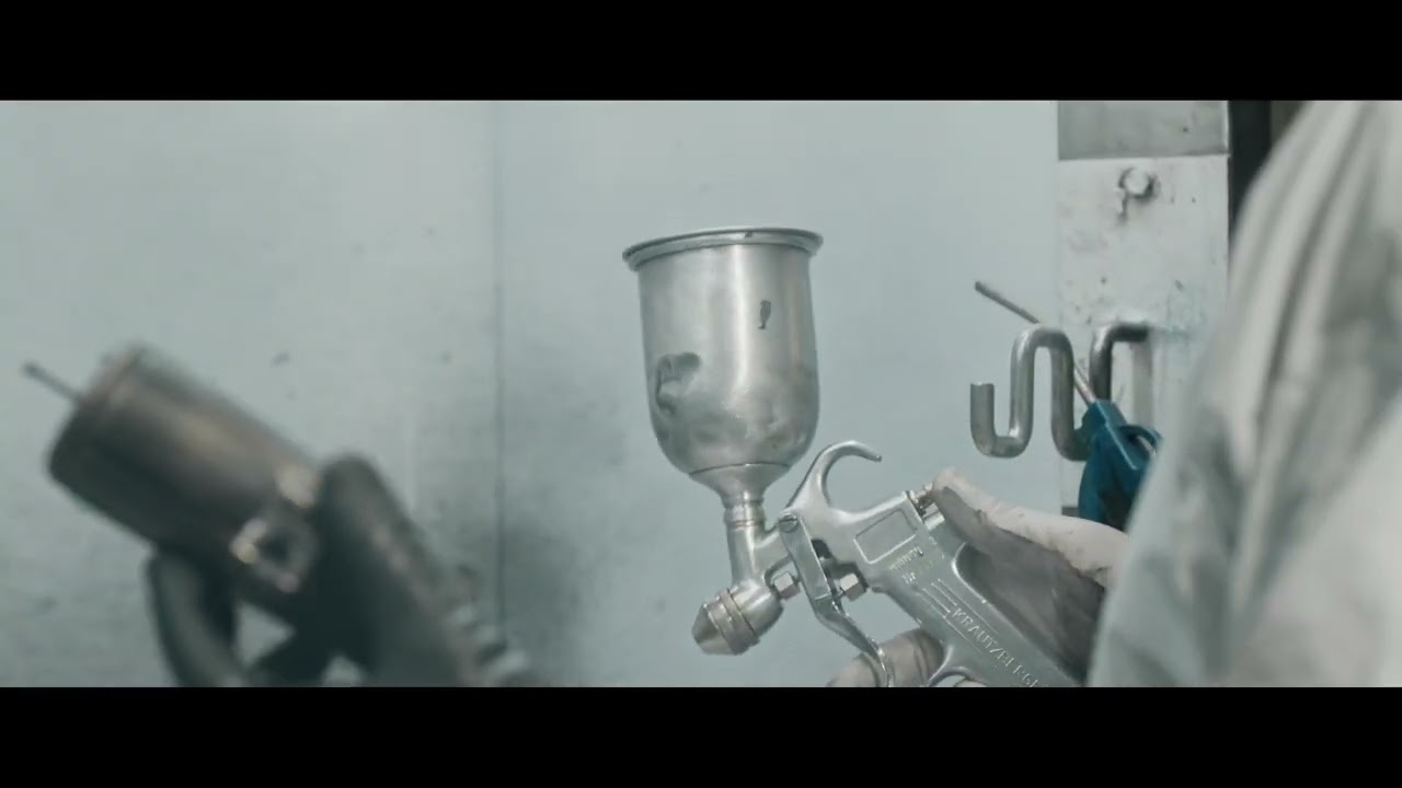 Come nasce un binocolo Leica