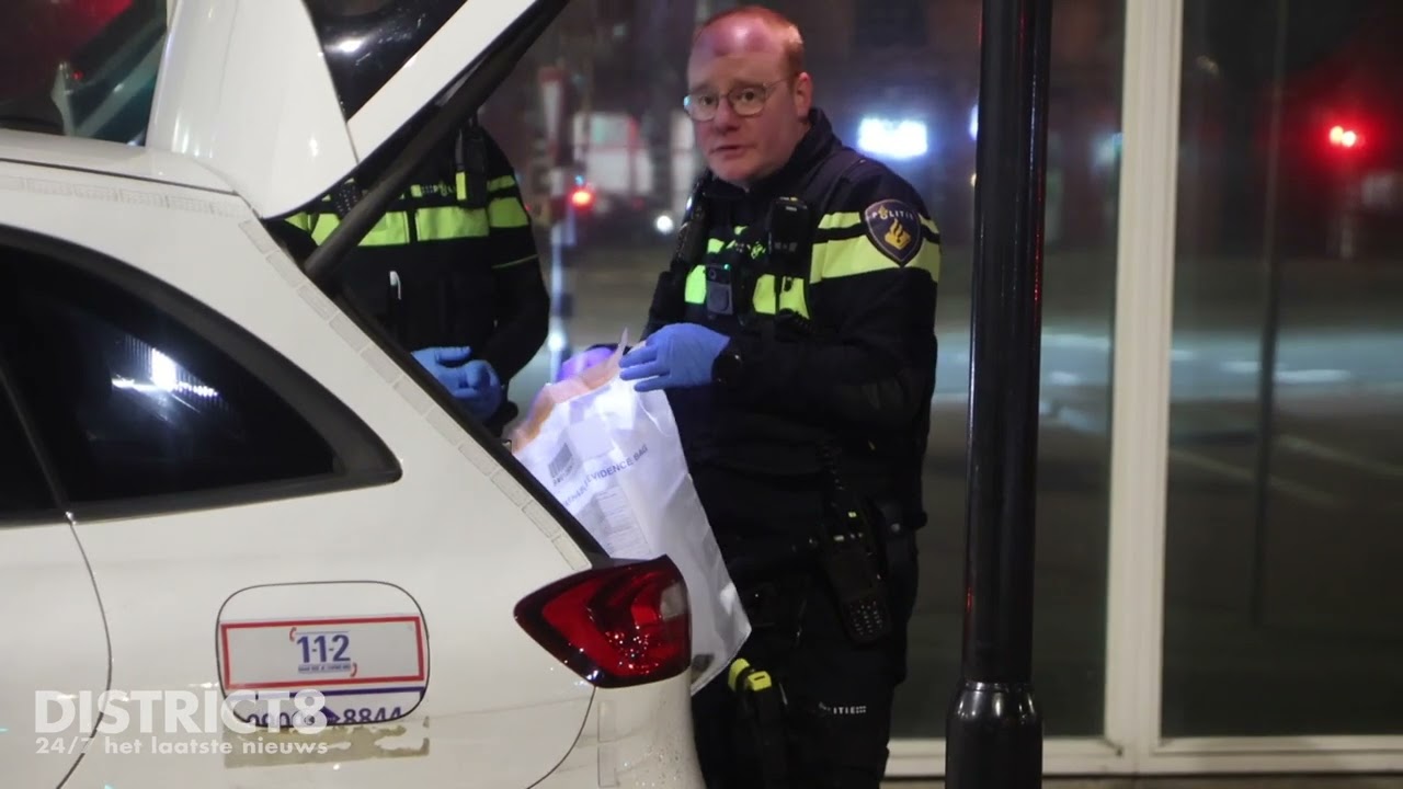 Explosie veroorzaakt flinke schade aan ingang van portiek Rijswijkseplein Den Haag