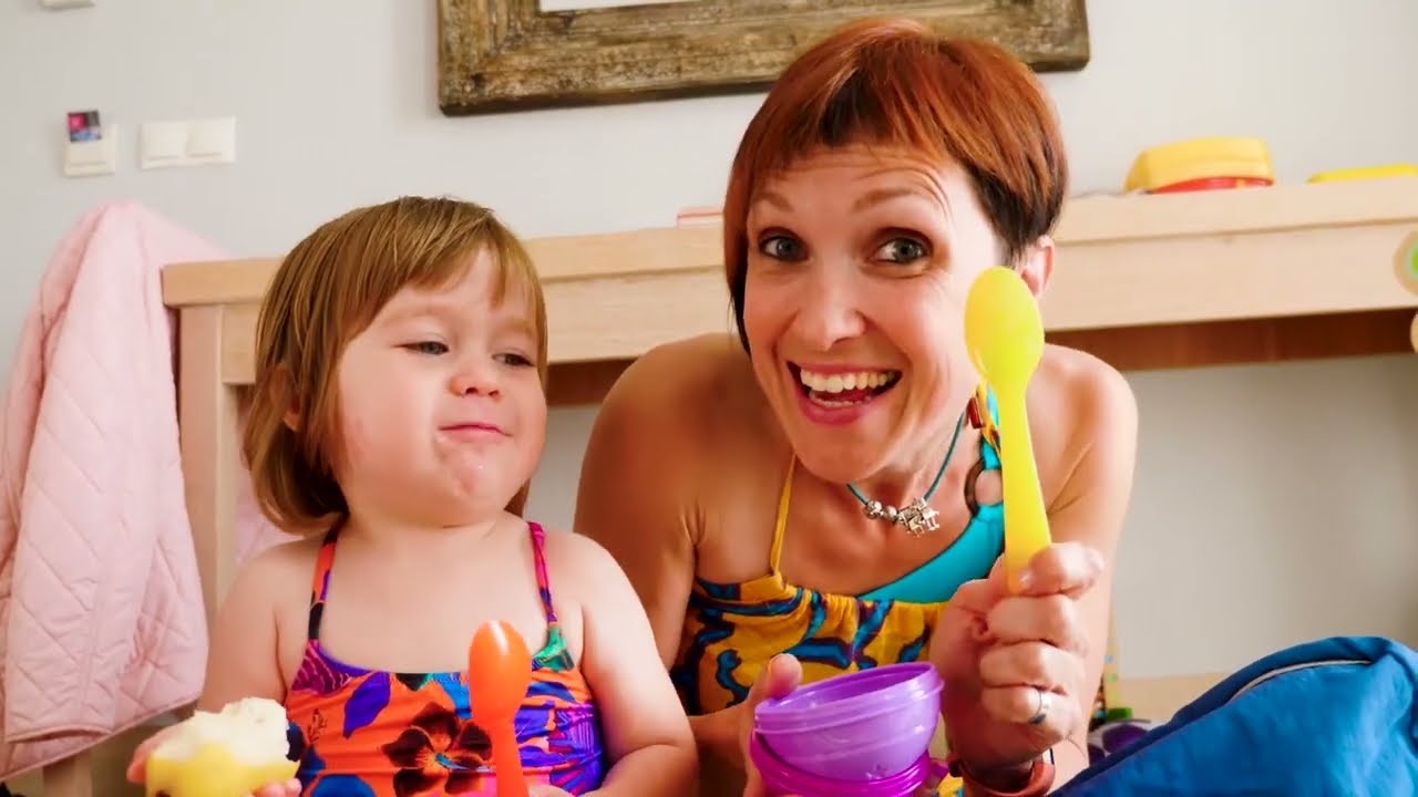 Les meilleurs jeux de Bianca avec ses poupées Baby Born. Bianca se promène sous la pluie!