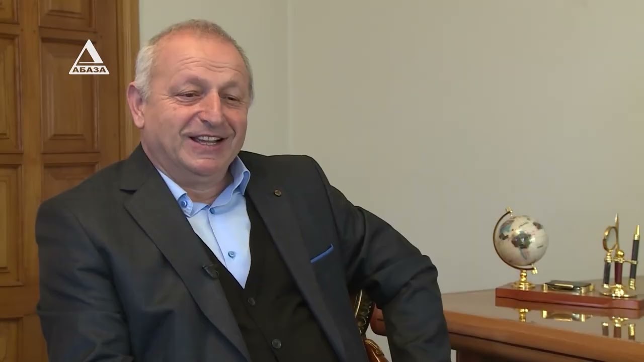 Апоет Анатоли Лагәлаа игәалашәаразы