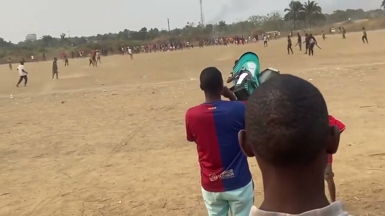 🚨 Nkayi sous tension : violents affrontements entre kuluna ⚔️ lors d&rsquo;un tournoi inter-quartiers
