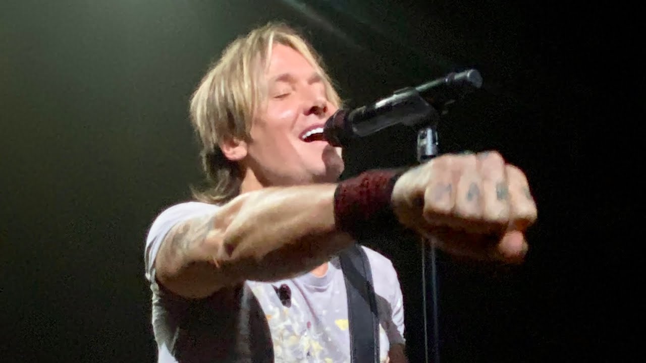 Keith Urban - Acoustic performance of Thank God I&rsquo;m a Country Boy, Better Life & You&rsquo;ll Think of Me