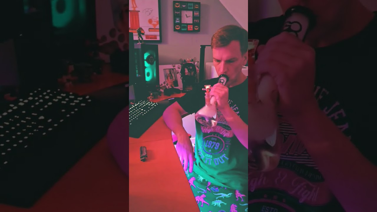 Experience the Magic of the 10 Inch Beaker Bong #420