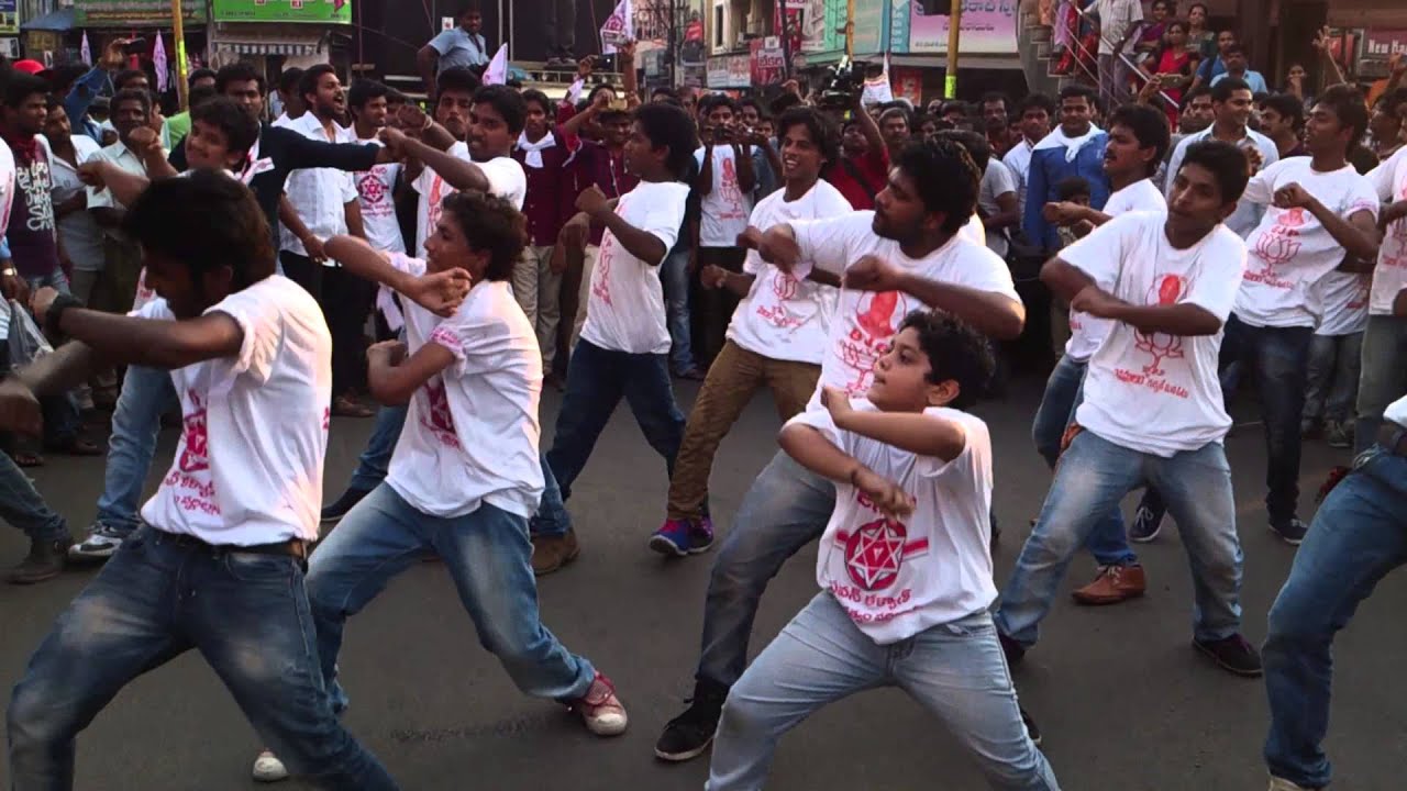 Flash mob in Rajahmundry By PowerStar Fans