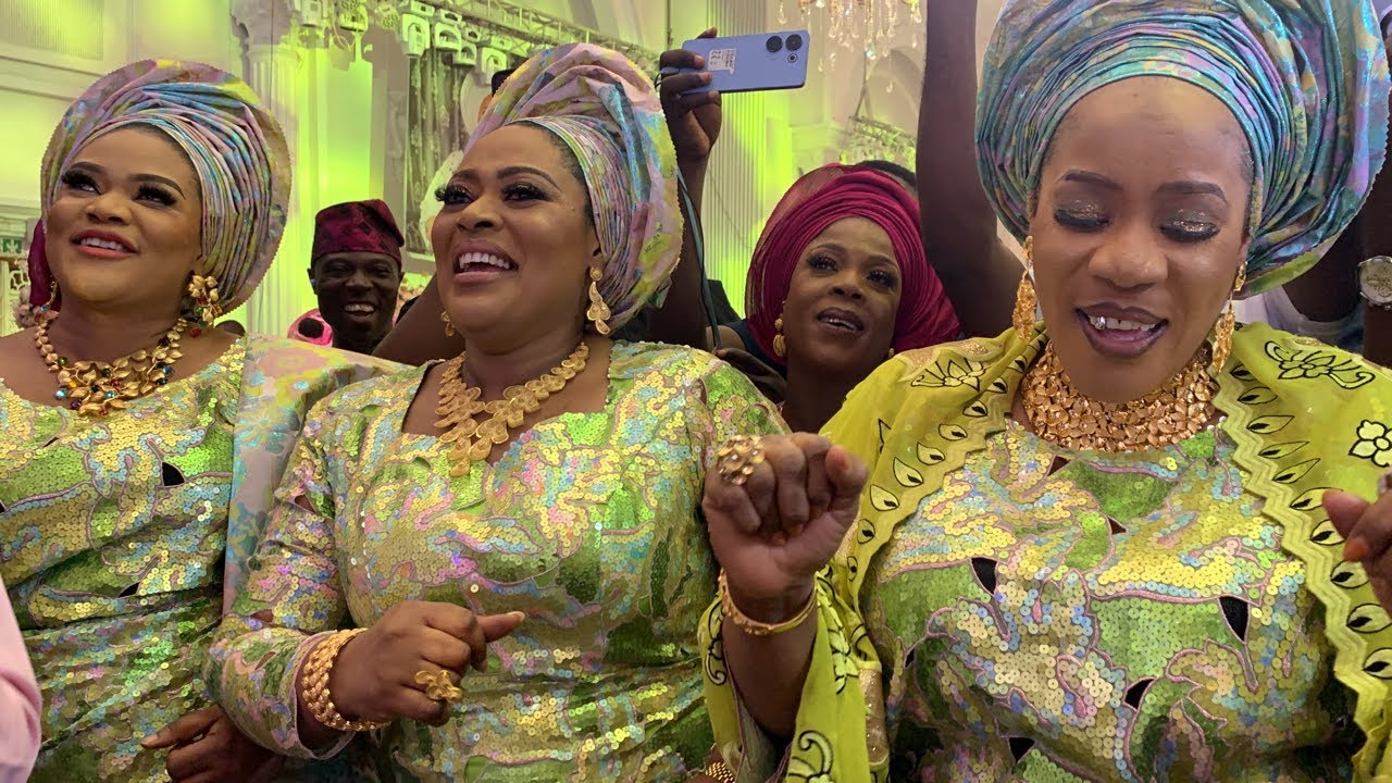 OONI OF IFE’S QUEEN MARIAM OGUNWUSI DANCING WITH HER ELDER SISTER AT 50