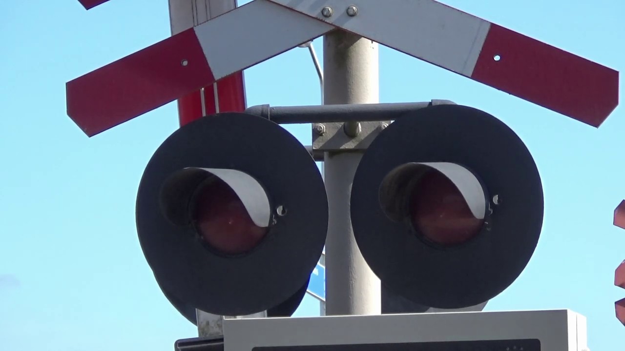 [2 RAILROAD CROSSINGS/2 SPOORWEGOVERGANGEN] Akkrum, It Patroan st & station